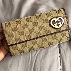 Gucci wallet with interlocking heart GG’s